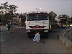 ट्रक रोककर सड़क पर पढ़ रहा था नमाज, बनासकाठा पुलिस ने ड्राइवर को किया गिरफ्तार