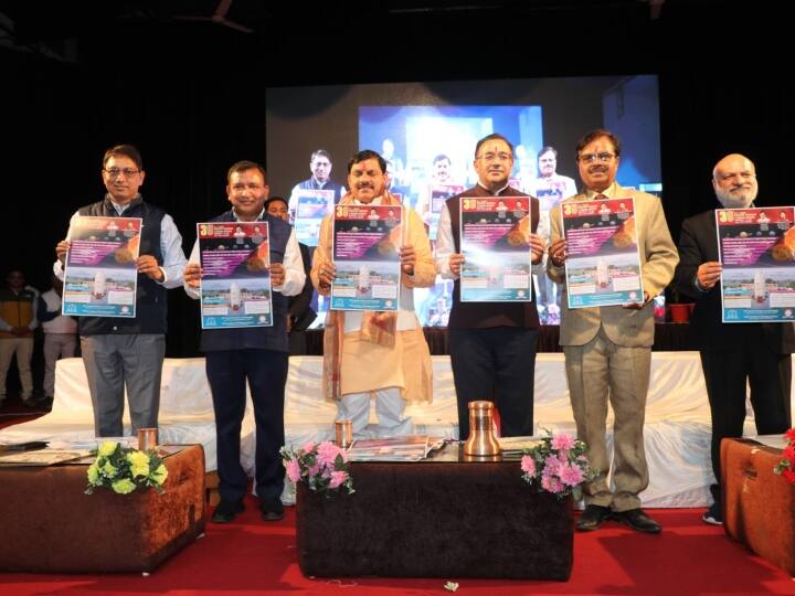 मुख्यमंत्री डॉ मोहन यादव ने संभागीय मुख्यालय को मजबूत करने के लिए सभी संभागों में विकास कार्यों की समीक्षा बैठक लेना शुरू की है. रविवार को मकर संक्रांति के अवसर पर उज्जैन में डॉ मोहन यादव ने अधिकारियों की बैठक ली.