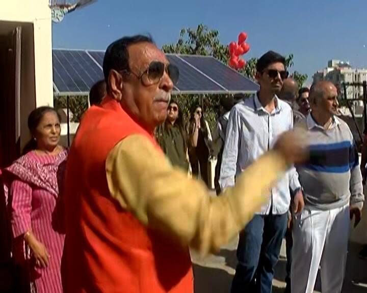 રાજ્યના પૂર્વ મુખ્યમંત્રી વિજયભાઈ રુપાણીએ પણ રાજકોટમાં પતંગ ચગાવી ઉત્તરાયણની ઉજવણી કરી છે.