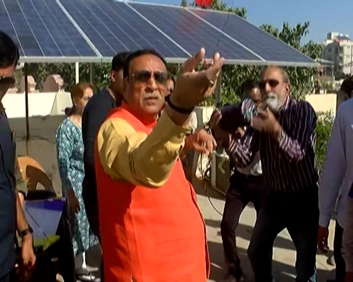 ઉત્તરાયણ પર પવન સારો હોવાથી તમામ લોકો મોજથી આ તહેવારની ઉજવણી કરી રહ્યા છે.