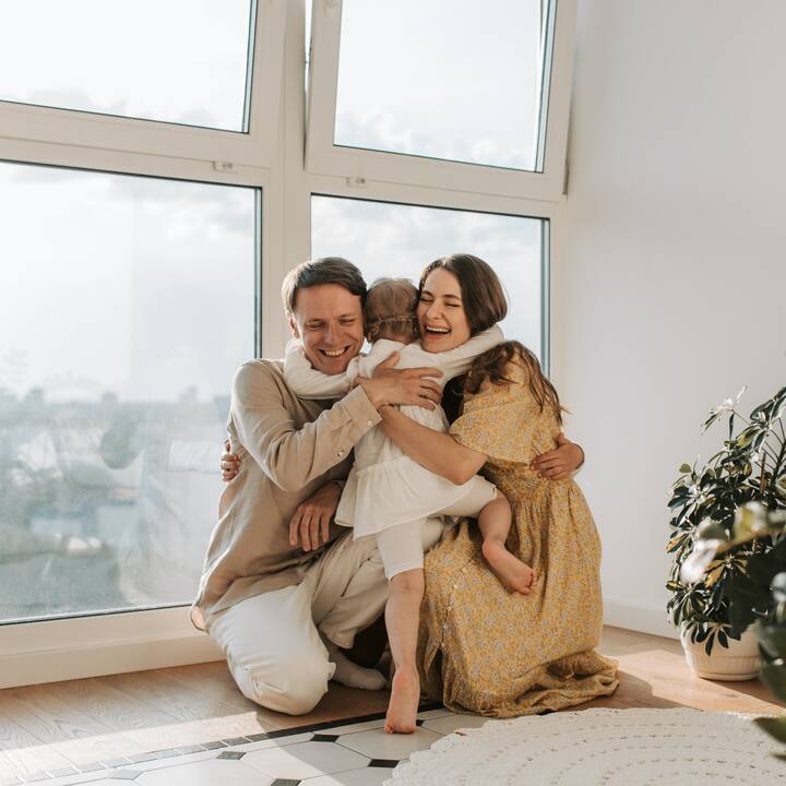 अनेकदा मुले त्यांच्या लाजाळू वागण्यामुळे किंवा अनोळखी वातावरणात सुरक्षित वाटू न शकल्याने असे वागतात. अशा वेळी  पालकांनी मुलांना योग्य त्या टिप्स द्यायला हव्यात.(Photo Credit : pexels )