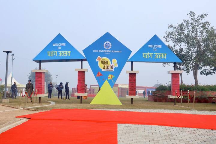 दो दिवसीय पतंग उत्सव में बच्चों के लिए भी कई तरह की गतिविधियों का आयोजन किया गया. उपराज्यपाल ने डीडीए को इस शानदार आयोजन के लिए बधाई दी और लोगों से अपील की कि वेरविवार को ज्यादा से ज्यादा संख्या में यहां पहुंचे.