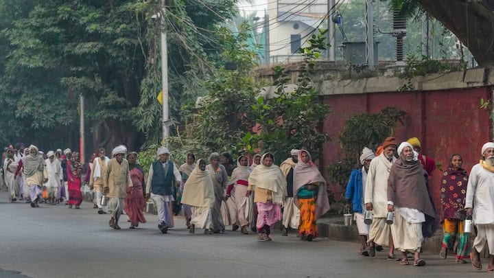 পৌষের শেষবেলায় ঝোড়ো ব্যাটিং শুরু করেছে শীত। সর্বনিম্ন তাপমাত্রা স্বাভাবিকের থেকে কম। কনকনে শীত উপেক্ষা করেই সাগর মেলায় পুণ্যার্থীদের ভিড়।
