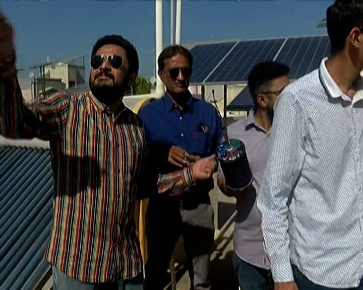 રંગીલા રાજકોટવાસીઓ પણ ઉત્તરાયણ પર ધાબા પર ચડીને જોરશોરથી આ તહેવારની ઉજવણી કરી રહ્યા છે.