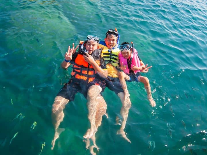 जो लोग समुद्र की सुंदरता को देखने में रुचि रखते हैं, उन्हें स्नॉर्केलिंग एडवेंचरस एक्टिविटीज करनी चाहिए. स्नॉर्केलिंग एक्टिविटी में आप समुद्र जीवन का दृश्य देख सकेंगे. इसे पर्यटक बहुत पसंद करते है. इस जल गतिविधि का आनंद लेने के लिए अपने बजट के हिसाब से कोई भी पैकेज चुन सकते हैं.