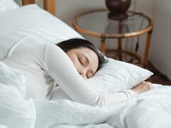 Tips for Restful sleep:  शांत झोप हवीय? 'या' टिप्स वापरा!