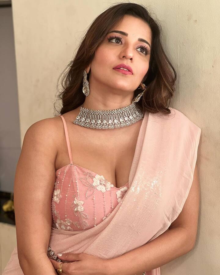 મોનાલિસા પોતાની લેટેસ્ટ તસવીરોથી સોશિયલ મીડિયા પર એવી છવાઈ ગઈ છે કે તસવીરો જોતાં જ વાયરલ થઈ રહી છે.