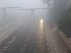 பனிப்பிரதேசம் போல் காட்சியளிக்கும் சாலைகள்! புகை மூட்டத்தால் ரயில்கள் தாமதம்!