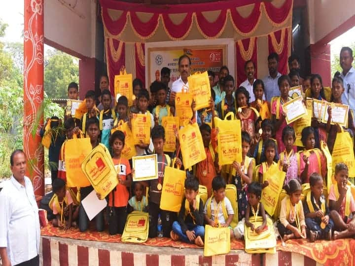 Awareness of the yellow bag again A large number of students were given yellow school bags Madurai: மீண்டும் மஞ்சள் பை குறித்த விழிப்புணர்வு! மாணவர்களுக்கு மஞ்சள் நிற ஸ்கூல் பேக் வழங்கி அசத்தல்!