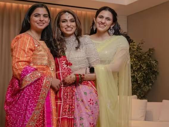 Shloka Ambani Sister: দেশের সবচেয়ে ধনী ব্যক্তিদের তালিকায় উঠে আসে অম্বানি পরিবারের নাম। মুকেশ আম্বানির পুত্রবধূ শ্লোকা মেহতা ব্যবসায়ী পরিবারের সন্তান। তাঁর বোন দিয়া মেহতাও তারকাদের চেয়ে কম যান না । দিয়া মেহতার ব্যবসা ও মোট সম্পদের পরিমাণ জানলে অবাক হবেন।