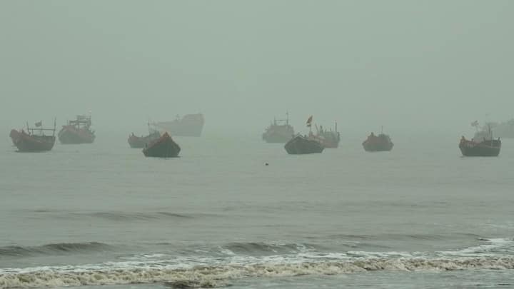 পারদ-পতনে এক জেলা অপর জেলাকে টেক্কা দিচ্ছে। কলকাতার সর্বনিম্ন তাপমাত্রা ছিল ১২.৯ ডিগ্রি সেলসিয়াস। বাঁকুড়ার তাপমাত্রা ছিল ৮.৯, বহরমপুরের ৯.৬ ডিগ্রি,পানাগড়ের তাপমাত্রা ছিল ৮.১,শ্রীনিকেতনে ছিল ৭.৪ ডিগ্রি সেলসিয়াস।