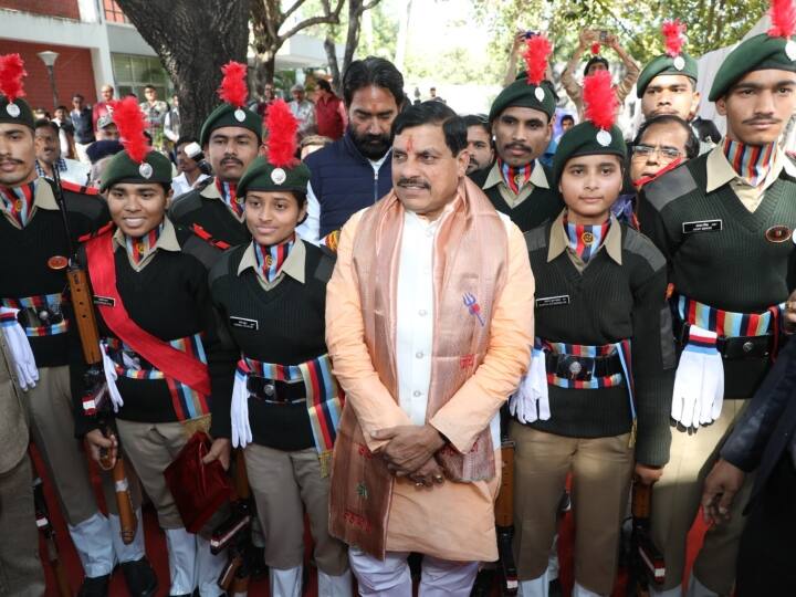 उन्होंने कहा कि उज्जैन ही नहीं बल्कि आसपास के जिलों का भी इस प्रकार से विकास किया जाए ताकि आने वाले कई सालों तक लोगों को सुविधा मिल सके.