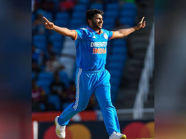 ভারতীয় দলের তারকা অলরাউন্ডার শার্দুল ঠাকুর মুম্বইয়ের পালঘরের স্বামী বিবেকানন্দ ইন্টারন্যাশনাল স্কুল থেকে দ্বাদশ শ্রেণির পরীক্ষায় পাশ করেছেন। ইউনিভার্সিটি অফ মুম্বই থেকে স্নাতক পাশ করলেও এর বেশি আর পড়াশুনো চালিয়ে যাননি শার্দুল।