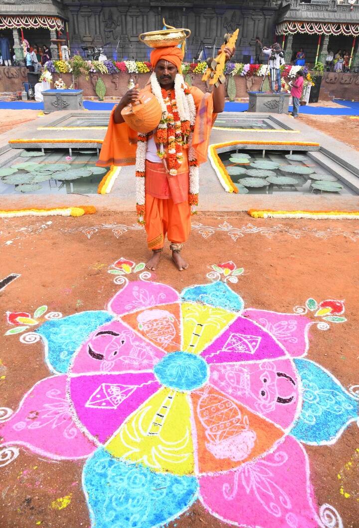 రంగవల్లుల వద్ద హరిదాసు సందడి