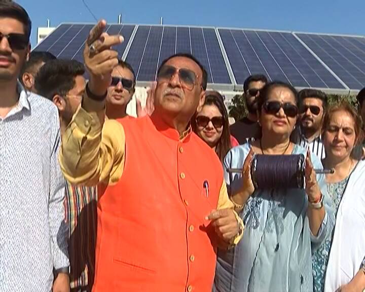 વિજયભાઈ રૂપાણીએ પોતાના ઘરે પરિવાર સાથે પતંગ ઉડાવીને ઉજવણી કરી છે. વિજયભાઈ રૂપાણીએ પતંગ ઉડાડી અને તેમના પત્ની અંજલીબેન રૂપાણીએ ફીરકી પકડી હતી.