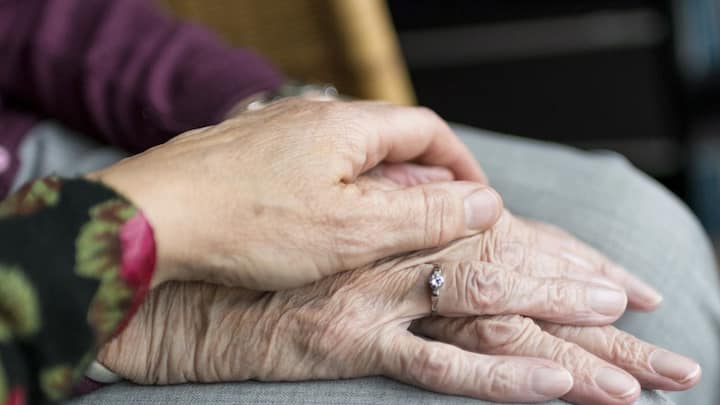 রক্তের সম্পর্ক হলেও, অনেক ক্ষেত্রে মায়ের সঙ্গে দূরত্ব তৈরি হয় সন্তানের। মুখ ঝামটা বা নিত্যদিনের ঝগড়া যদি না-ও হয়, দু’জনের মধ্যে অদ্ভূত এক নীরবতা বিরাজ করে। ছবি: পিক্সাবে।