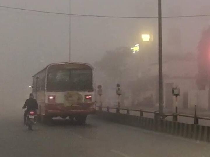 कोहरे का प्रभाव आम जनजीवन पर देखा जा रहा है. तकरीबन सुबह 10:00 तक वाराणसी सहित आसपास के जनपद में कोहरे का प्रभाव जारी है.