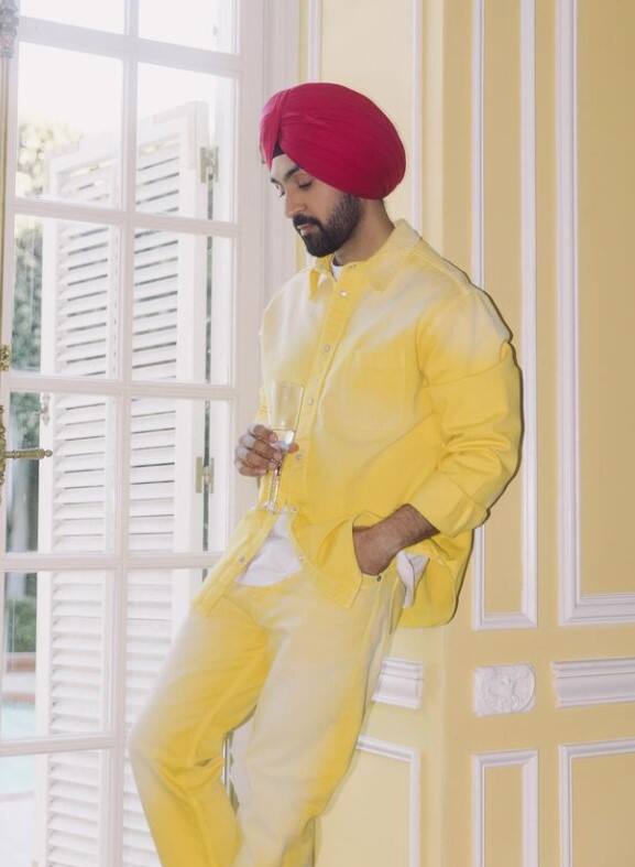 ਦਰਅਸਲ, ਦਿਲਜੀਤ ਨੇ ਜੋ ਪੋਸਟ ਸ਼ੇਅਰ ਕੀਤੀ ਹੈ, ਉਸ ਵਿੱਚ ਕਲਾਕਾਰ ਦੀਆਂ ਸ਼ਾਨਦਾਰ ਤਸਵੀਰਾਂ ਨੇ ਪ੍ਰਸ਼ੰਸਕਾਂ ਨੂੰ ਆਪਣਾ ਦੀਵਾਨਾ ਬਣਾ ਲਿਆ ਹੈ।