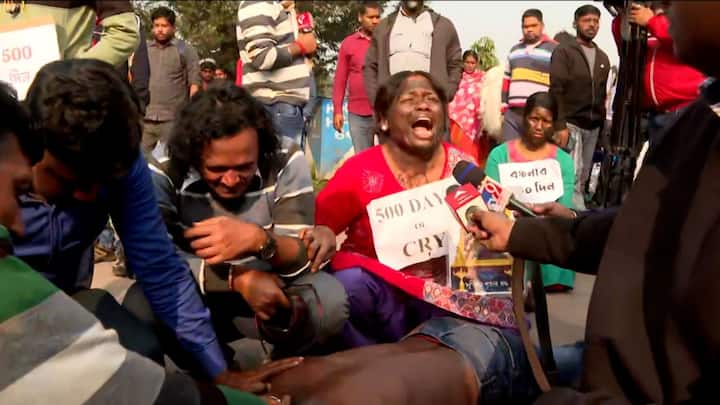 তাঁদের ক্ষোভ, যাঁরা ফাঁকা ওএমআর শিট জমা দিয়েছিলেন তাঁরাই পড়াচ্ছেন। এদিন প্রতীকী প্রতিবাদ করতে গিয়ে অনেকে অসুস্থ হয়ে পড়েন।
