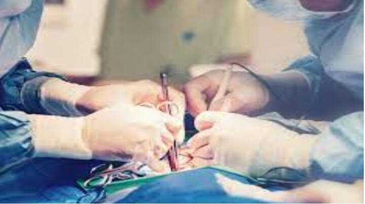 up uttarakhand noida doctor suffers heart attack while doing surgery in operation theatre in hospital Heart attack :OTમાં ચાલુ ઓપરેશન ડોક્ટરને આવ્યો હાર્ટ અટેક,  દર્દીની  ચાલુ સર્જરીએ  જ તબીબની બગડી તબિયત