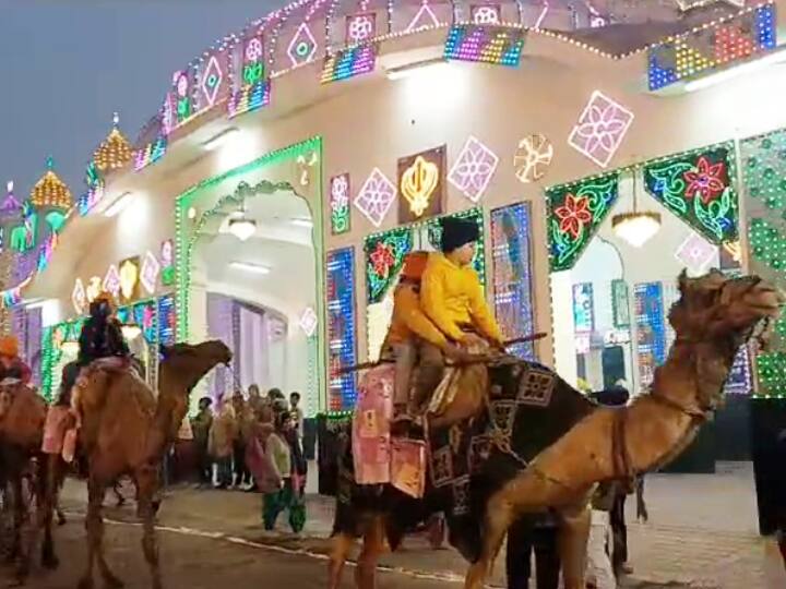 बैंड-बाजे, घोड़े-ऊंट-हाथी के साथ निकाली गई प्रभातफेरी में हजारों की संख्या में महिला एवं पुरुष सिख श्रद्धालु गुरु के कीर्तन गाते हुए दिखे.