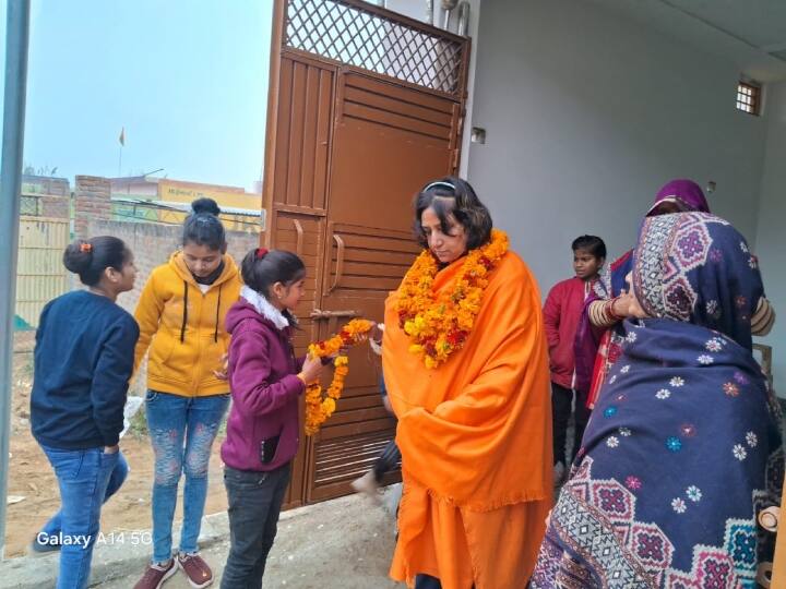 Ayodhya Ram Mandir Inauguration Shabnam Khan journey on foot from Delhi reaches in Hardoi ANN Ram Mandir: दिल्ली से 350 KM की पैदल यात्रा, अयोध्या के लिए निकली शबनम खान का हरदोई में स्वागत