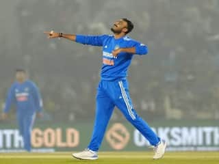 Axar Patel: தொடர்ந்து விக்கெட் வேட்டையில் அக்சர் படேல்.. உலகக் கோப்பை டி20 அணியில் ஜடேஜாவுடன் கடும் போட்டி!