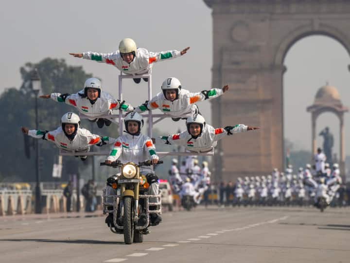 Happy Republic Day 2024: गणतंत्र दिवस की तैयारियां तेज है. दिल्ली पुलिस ने गणतंत्र दिवस परेड पूर्वाभ्यास के मद्देनजर सोमवार को यातायात प्रतिबंध को लेकर एक जानकारी साझा की है. जानिए पूरी डिटेल.