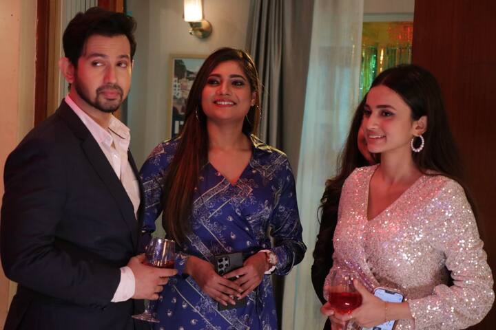 সেখানে পৌঁছে রাম হতবাক হয়ে যায় যখন সে কৃষ্ণাকে অন্য একজন ছেলের সঙ্গে নাচ করতে দেখে। কৃষ্ণাকে দেখে যেন সে চিনতেই পারে না, একেবারে অন্য একটা মানুষ যেন।