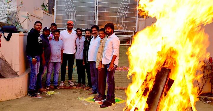 మంచు మోహన్ బాబు తనయుడిగా ఇండస్ట్రీలోకి అడుగు పెట్టాడు మంచు మనోజ్. తండ్రి ఇమేజ్తో కాకుండా తనకంటూ ఓ సొంత ఇమేజ్ క్రియేట్ చేసుకున్నాడు. ఎంతగా అంటే ట్రోలర్స్ ఎప్పుడూ మంచు ఫ్యామిలీని ట్రోల్ చేస్తూనే ఉంటారు ఒక్క మనోజ్ను తప్పా. ఆ రేంజ్లో తన ఇమేజ్ సెట్ చేసుకున్నాడు. (Image Source : Instagram/manojkmanchu)