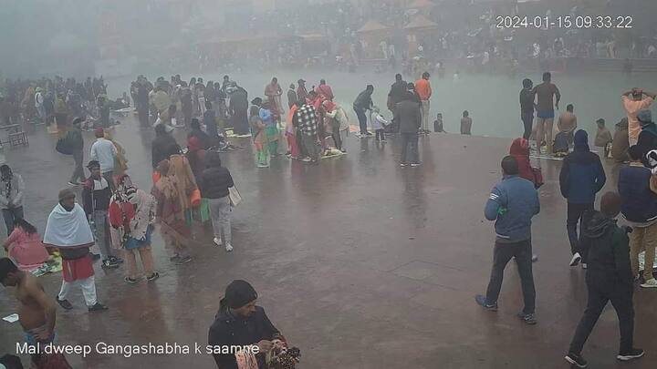 एसएसपी प्रमेंद्र डोबल खुद गंगा स्नान के मौके पर गंगा मां के पास मौजूद रहे भक्तो को स्नान के लिए पुलिस कर्मचारी ले जाते दिखाई दिए.
