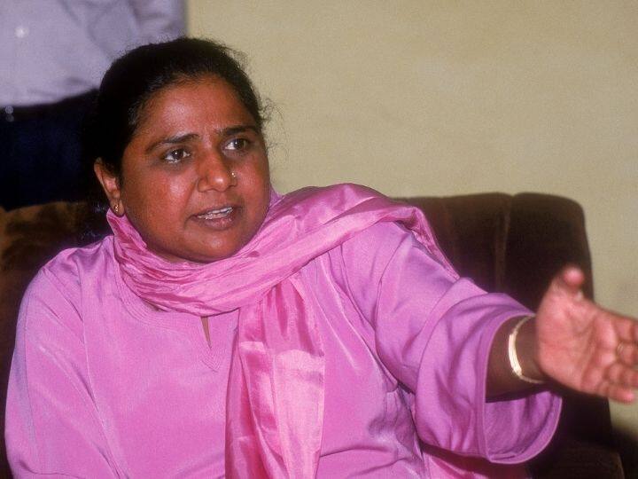 मायावती से एक इंटरव्यू में पूछा गया था कि उन्होंने आजीवन अविवाहित रहने का फैसला क्यों किया? इस पर मायावती ने जवाब दिया था, ''जब मैंने डॉक्टर आंबेडकर और दूसरे बहुजन नायकों के जीवन के बारे में अध्ययन किया, तो मुझे लगा कि ये लोग अब नहीं रहे, ऐसे में मुझे इनके सपनों को पूरा करना होगा, लेकिन ये काम इतना आसान नहीं है, इसके लिए 24 घंटे का समर्पण चाहिए. इसलिए मैंने जीवनभर अविवाहित रहने का फैसला किया.''