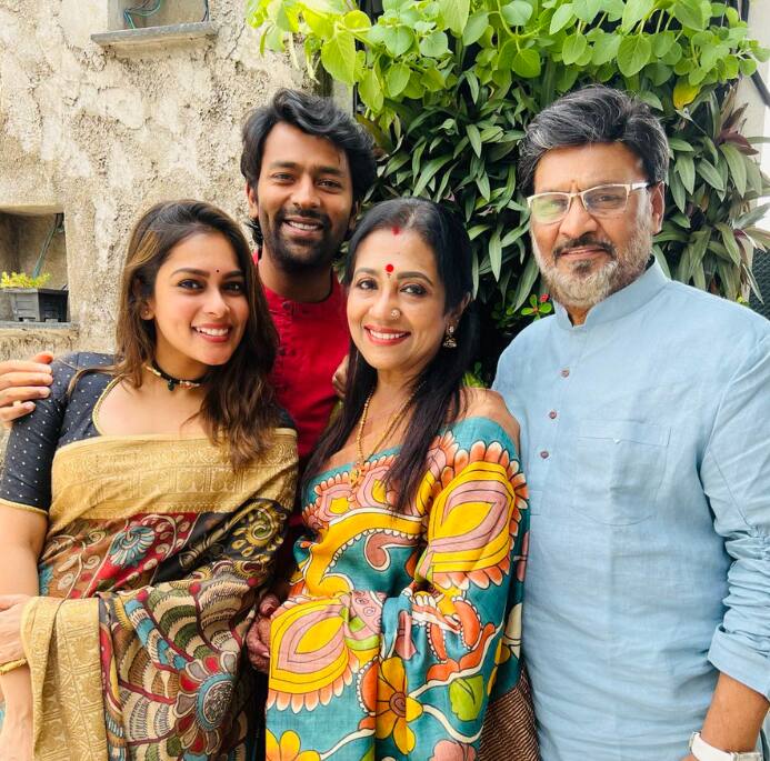 குடும்பத்துடன் பொங்கல் கொண்டாடிய நடிகர் சாந்தனு, “அன்பு சொந்தங்களுக்கு எங்கள் இனிய பொங்கல் நல்வாழ்த்துக்கள் ” என்றும் பதிவிட்டுள்ளார்.