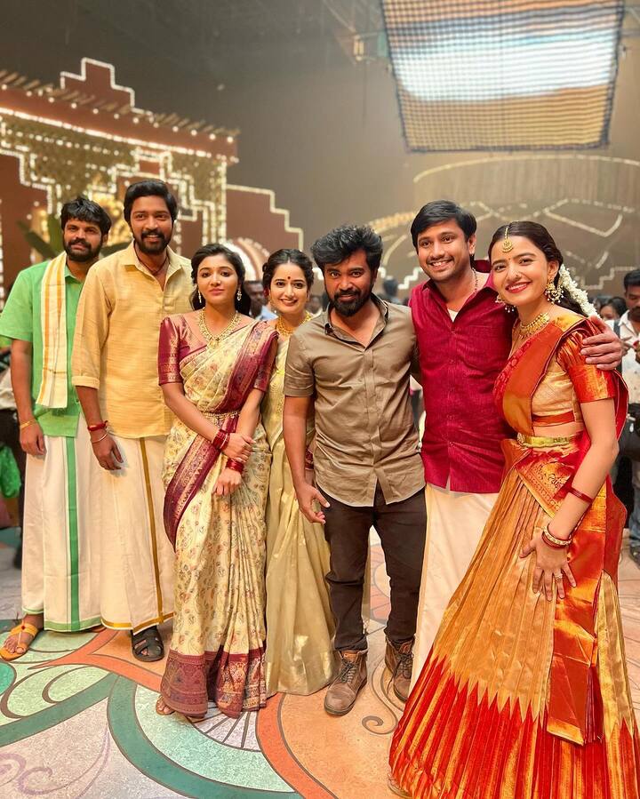 డైరక్టర్ విజయ్ అమేజింగ్ పర్సన్ అంటూ My lovely friend, ace choreographer and now ace director @vijaybinni. Master you are amazing! Thank you for giving me kumari. She will always be special.♥️ అని రాసుకొచ్చింది. (Image Source : Instagram/rukshardhillon12)