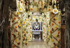 मकर संक्रांतीनिमित्त विठ्ठल मंदिरास फळे, फुले आणि तिळगुळाची आकर्षक सजावट; रुक्मिणी मातेस वाणवसा करण्यासाठी राज्यातील हजारो महिला पंढरपुरात