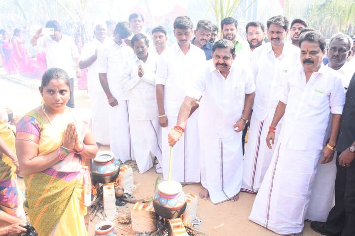 எடப்பாடி பழனிசாமியுடன், சேலம் மாவட்ட அதிமுக உறுப்பினர்களும் கலந்து கொண்டனர்.