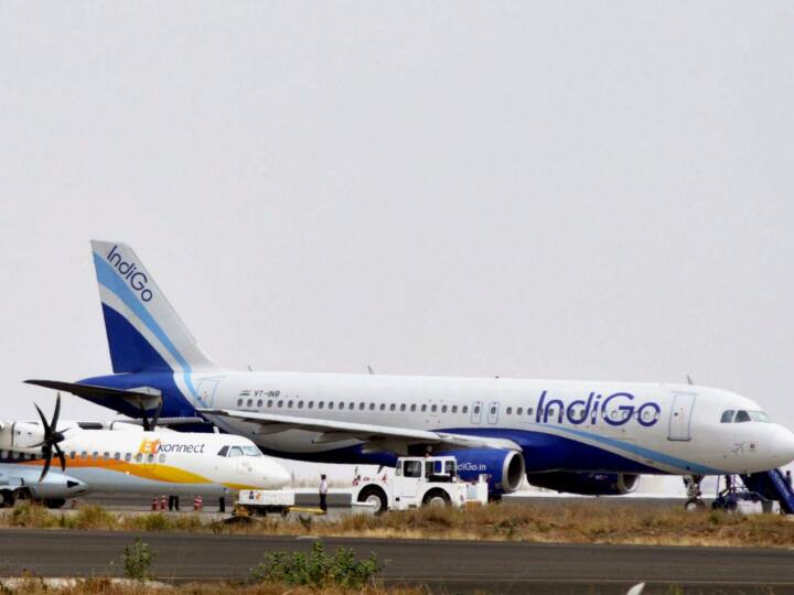 Social Media Reaction: इंडिगो एयरलाइन की सर्विसेज को लेकर सोशल मीडिया पर यात्रियों का गुस्सा देखने को मिल रहा है. इस बीच एक मामला सामने आया है जिसमें गुस्साए यात्री ने कैप्टन को ही पंच मार दिया.