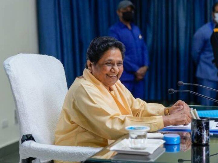 मायावती 1995 में यूपी की सीएम बनीं, वे देश में पहली महिला दलित सीएम थीं. हालांकि, कुछ ही महीने तक वे सीएम रह सकीं. इसके बाद मायावती ने 1996 में दो सीटों से लोकसभा चुनाव लड़ा और दोनों से जीत हासिल की. इसके बाद 1997 में थोड़े समय के लिए मायावती फिर यूपी की सीएम बनीं.