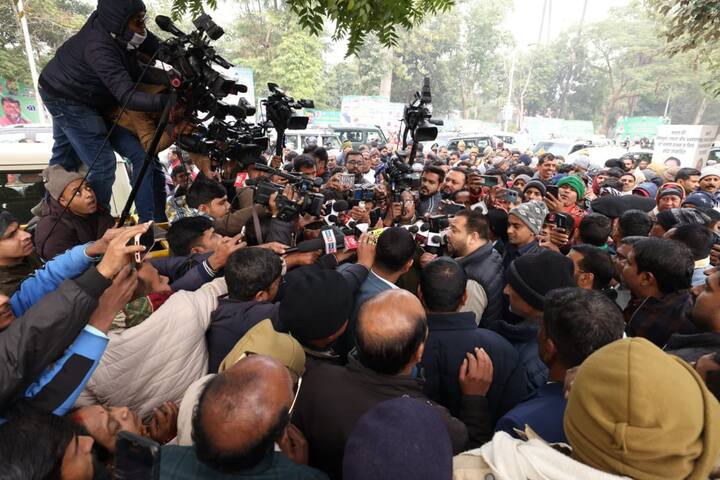राबड़ी देवी के आवास पर मीडिया की भारी भीड़ दिखी. तेजस्वी यादव मीडिया के कैमरों से घिरे नजर आए.