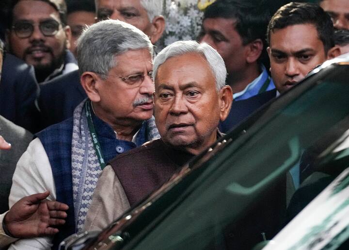 इंडिया गठबंधन में सीट बंटवारे पर नीतीश कुमार पहले भी नाराजगी जता चुके हैं. ऐसे में बिहार के सियासी गलियारे में ये सवाल उठने लगा है कि क्या नीतीश कुमार अपने कदम से फिर चौंका देंगे.  (फाइल फोटो)