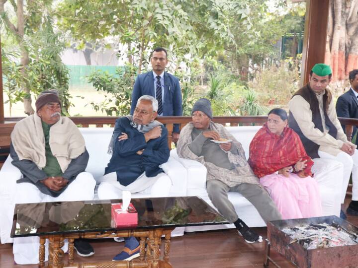 नीतीश कुमार राबड़ी आवास पर पिछले गेट से घुसे इसको लेकर कई तरह की बातें कही जा रही हैं. बीजेपी के प्रदेश अध्यक्ष सम्राट चौधरी ने कहा कि अब तो नीतीश कुमार को ही तय करना है कि उनको किस गेट से आना जाना है.