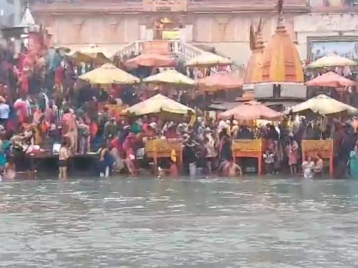 Makar Sankranti 2024 haridwar Devotees took a dip in Ganga river and pray ann Makar Sankranti 2024: हरिद्वार में ठंड पर भारी पड़ी आस्था, मकर संक्रांति पर श्रद्धालुओं ने लगाई गंगा में डुबकी