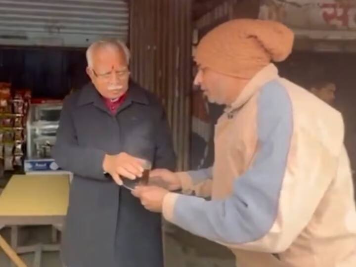 Manohar Lal Khattar News: हरियाणा के मुख्यमंत्री मनोहर लाल खट्टर रविवार को अंबाला के एक टी-स्टॉल पर चाय पीत हुए दिखाई दिए. मुख्यमंत्री ने दुकानदार और दुकान पर बैठे लोगों का हाल-चाल भी जाना.
