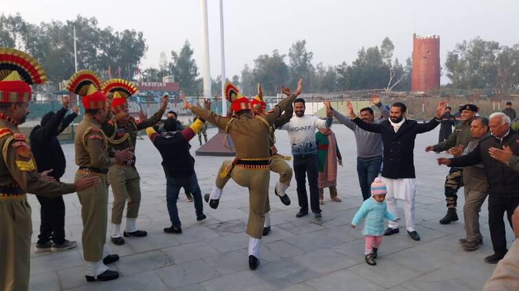 aap MLA Narinder pal celebrate Lohari at Indo Pak border AAP ਵਿਧਾਇਕ ਨੇ ਵਿਆਹ ਮਗਰੋਂ ਪਹਿਲੀ ਲੋਹੜੀ ਭਾਰਤ ਪਾਕਿਸਤਾਨ ਸਰਹੱਦ 'ਤੇ ਫੌਜੀਆਂ ਨਾਲ ਮਨਾਈ  