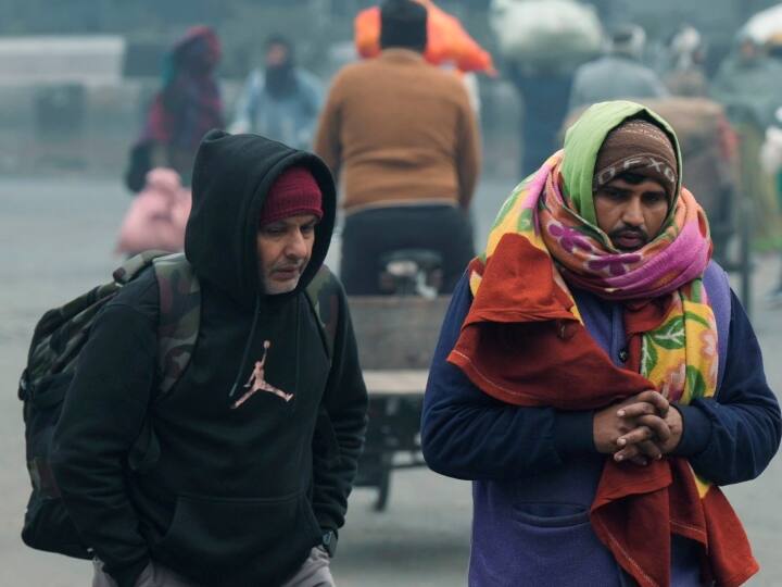 Delhi Weather Forecast: दिल्ली में मकर संक्रांति पर घना कोहरा और कड़ाके की ठंड से लोगों का सामना हुआ. सुबह 6 बजे के करीब राजधानी का तापमान 7 डिग्री था, लेकिन दोपहर तक धूप निकलने से ठंड से कुछ राहत.