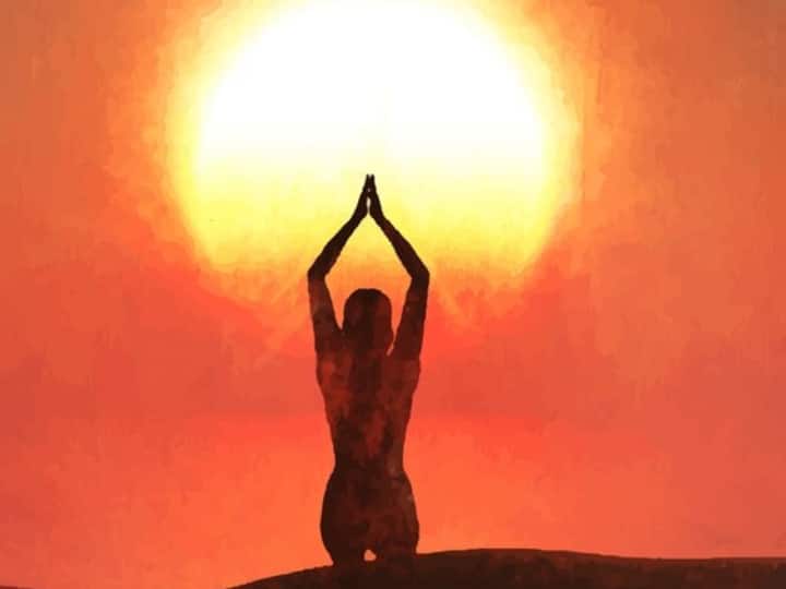 सूर्य नमस्कार एक बहुत ही लाभदायक योग आसन है जो बच्चों को पढ़ाई के लिए तैयार कर सकता है.इससे उनका एकाग्रता बेहतर होता है और वे आराम से पढ़ सकते हैं. इसे रोजाना करने से बच्चों को पढ़ाई में मन लगेगा.