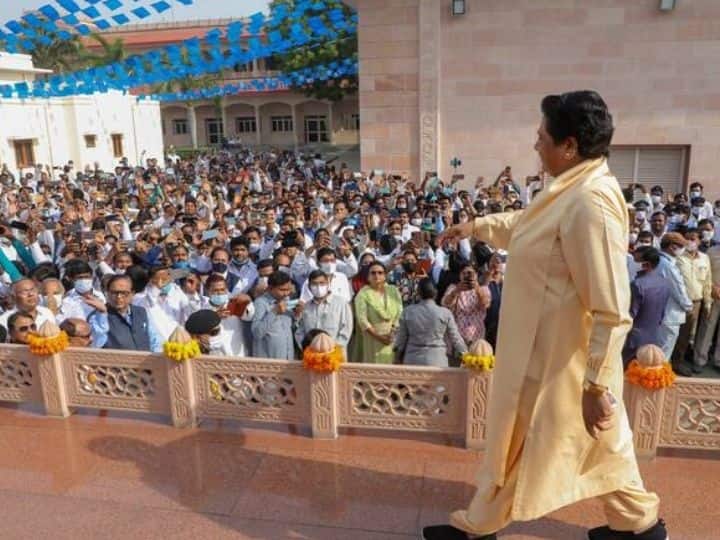 मायावती की राजनीतिक शुरुआत अच्छी नहीं रही. वे अपने शुरुआती तीन चुनाव हार गईं. 1984 में बसपा के गठन के बाद मायावती कोर टीम का हिस्सा बनीं. उन्होंने 1984 में पहली बार कैराना से लोकसभा चुनाव लड़ा. इसमें उन्हें हार का सामना करना पड़ा. इसके बाद उन्होंने 1985 में बिजनौर और 1987 में हरिद्वार से चुनाव लड़ा, लेकिन सफलता नहीं मिली.
