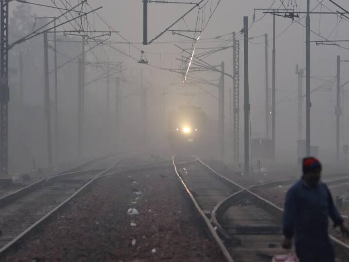 UP Weather Today: यूपी में लखनऊ से नोएडा तक घने कोहरे और कोल्ड डे का रेड अलर्ट, मेरठ में 2.9 तक गिरा पारा Weather Update Today 15 January up IMD Forecast cold day lucknow, noida, meerut Ka Mausam UP Weather Today: यूपी में लखनऊ से नोएडा तक घने कोहरे और कोल्ड डे का रेड अलर्ट, मेरठ में 2.9 तक गिरा पारा