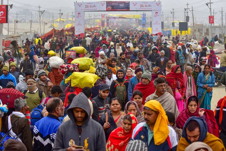 Devotees arrive to take a holy dip in the Ganga river on the occasion of 'Makar Sankranti' during the annual 'Magh Mela' at Sangam, in Prayagraj. (Image Source: PTI)