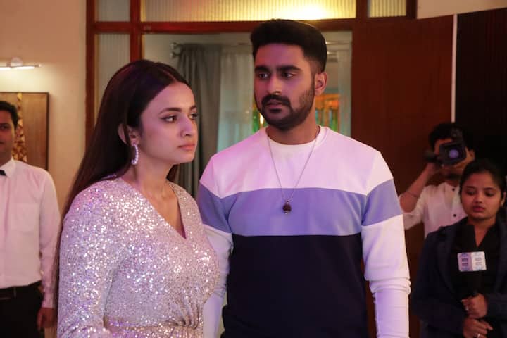 কালার্স বাংলার জনপ্রিয় ধারাবাহিক 'রাম কৃষ্ণা'য় এখন নববর্ষ উদযাপনের সময়। সেখানেই রোহিনীর নিউ ইয়ার সেলিব্রেশনে এক অপ্রত্যাশিত ঘটনা ঘটে। কোন দিকে মোড় নেবে এবার ধারাবাহিকের গল্প?